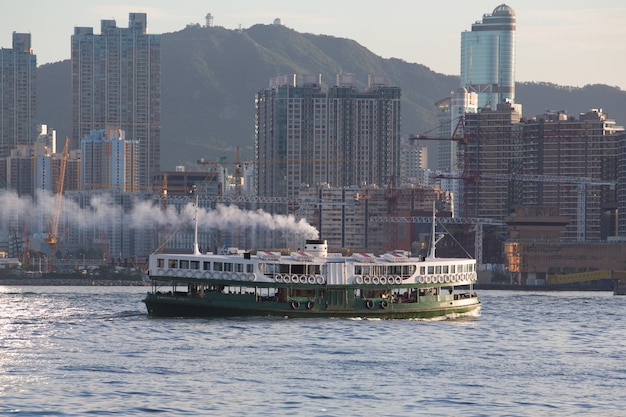 Ferry solar estrela saindo do cais de kowloon