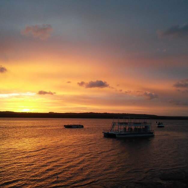 Foto ferry turístico en una hora de puesta de sol en un río