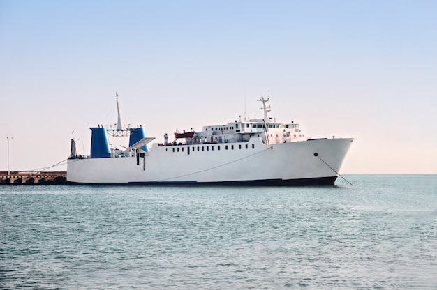 Ferry de vehículos comerciales en el mar