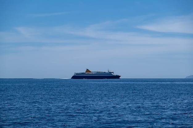 Ferryboat en el fondo azul del mar Egeo y el cielo isla griega Grecia