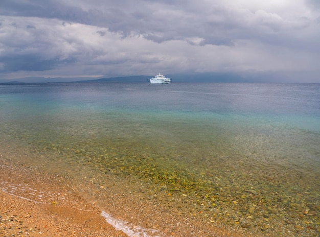 Ferryboat na ilha evia (eubeia), grécia em um dia nublado no mar egeu