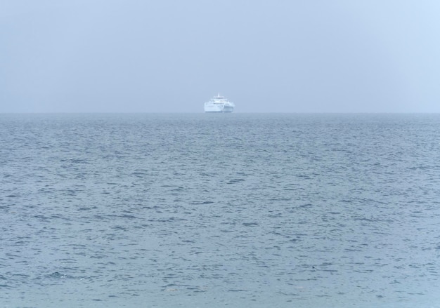 Foto ferryboat no horizonte no mar egeu em uma tempestade na grécia