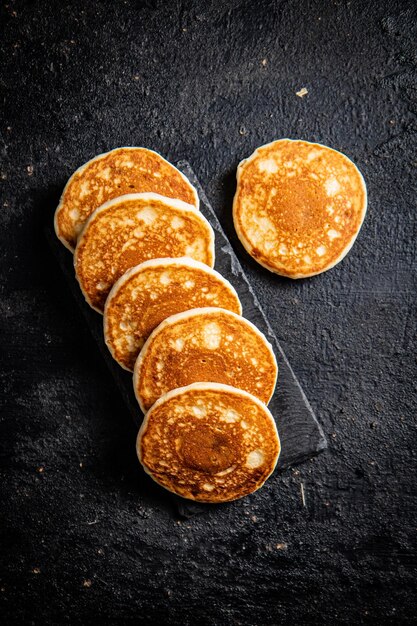 Fertige hausgemachte Pfannkuchen auf einem Steinbrett