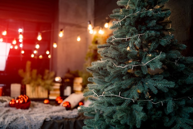 Fertige Neujahrsdeko in verschiedenen Farben für die ganze Familie neben dem Weihnachtsbaum im Zimmer im Winter