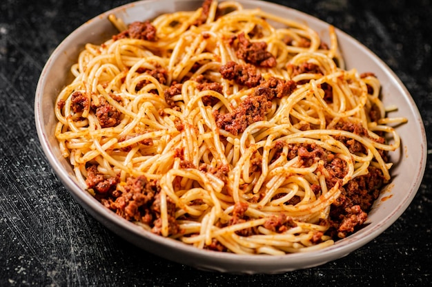 Fertige Spaghetti Bolognese auf dem Tisch