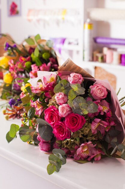 Fertige Sträuße auf dem Tisch im Blumenladen