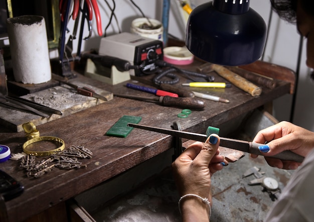 Foto fertigen sie den schmuck her, der arbeitsplatz herstellt