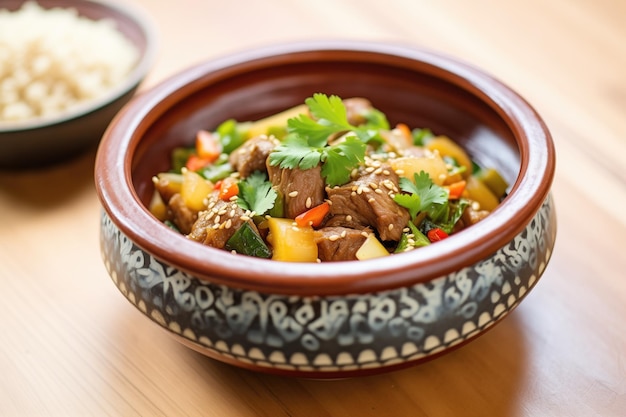 Fertiges Lamm-Tajine-Gericht mit bestreuten Sesamkörnern