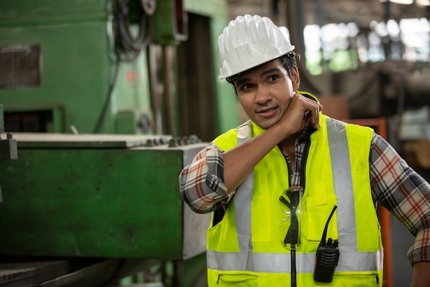 Fertigungspersonal Ingenieur in der Produktion im Werk