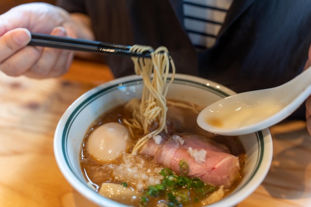 Ferva macarrão de ovo asiático ramen e legumes para a sopa