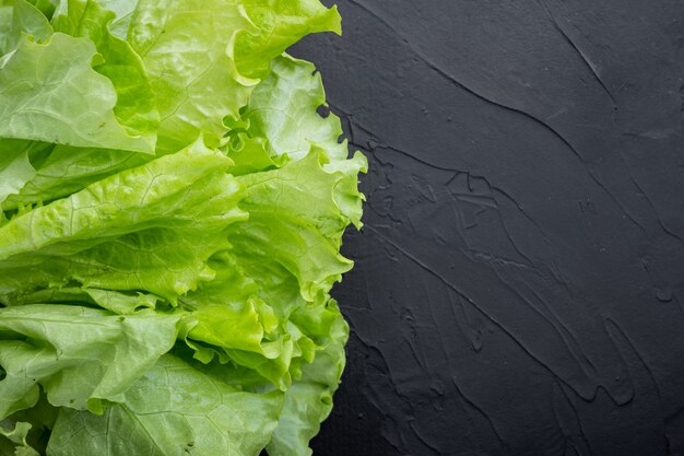 Fesh grüner Salat Salat Bio-Blätter, auf schwarzem Tisch