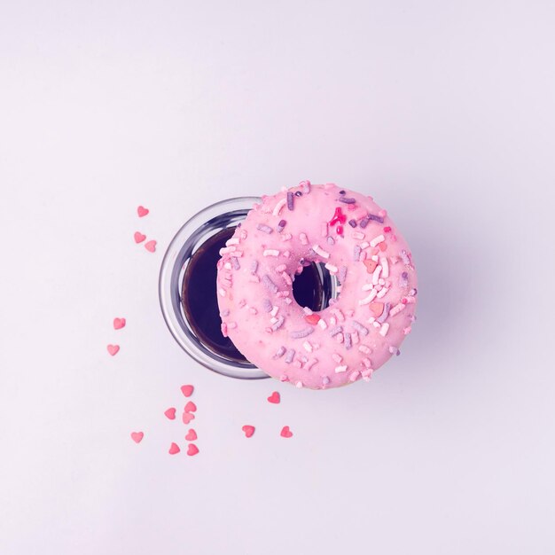 Fesh Pink Donut mit Kaffee Americano Flat Lay Top View Donut und Kaffee