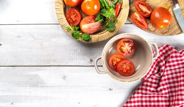 Fesh Tomate mit Kochset isoliert auf hellem Hintergrund