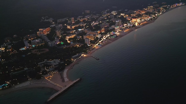 Fesselnde Drohnenansicht der nächtlichen Küste des bulgarischen Ferienortes. Funkelnde Lichter und ruhiger Nachtzauber