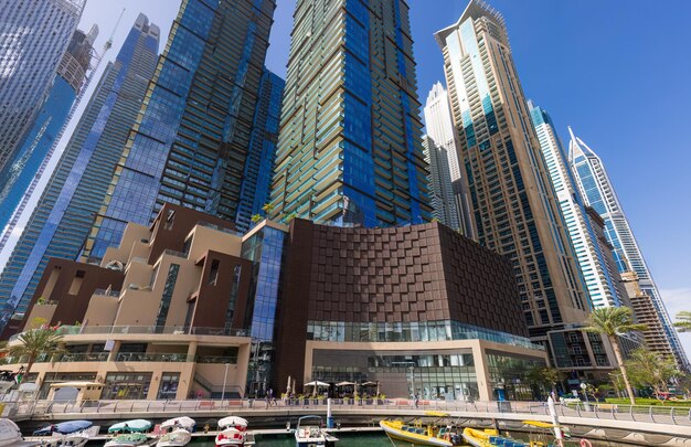 Fesselnde Dubai Marina Eine malerische Skyline am Wasser mit modernem Luxus und Hochhausarchitektur