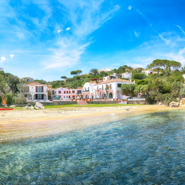 Fesselnder Blick auf den Strand des Ferienortes Porto Rafael Malerische Meereslandschaft des Mittelmeers