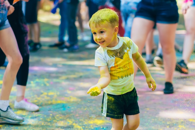 Fest der Farben Holi. Glückliche fröhliche Kinder