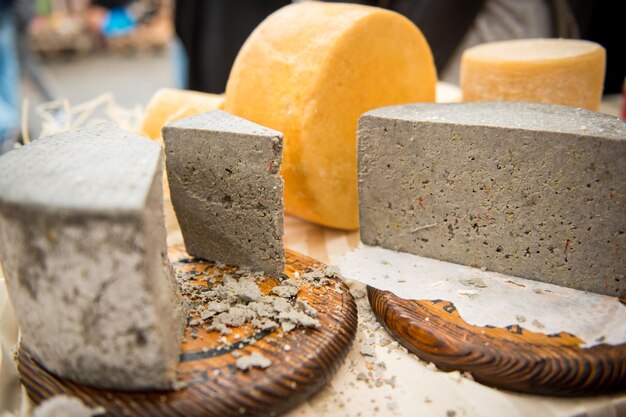 Foto fest des harten käses käse auf dem markt hausgemachter käse handwerkskäse milchprodukt