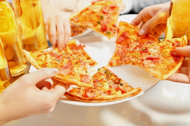 Festa amigável com pizza quente e bebidas de perto