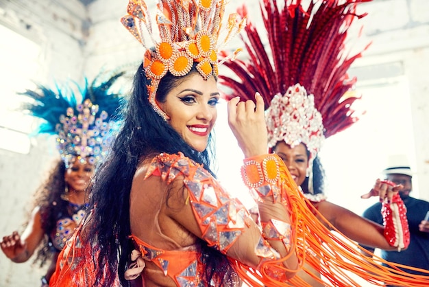 Festa brasil e carnaval com dançarinas juntas em comemoração ao ano novo no rio de janeiro Dança de retrato e evento com uma mulher e amigos dançando música na tradição do festival