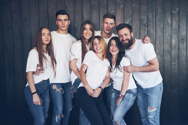 Festa com os amigos. Grupo de jovens alegres se divertindo juntos e comemoram algo