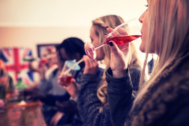 Festa de amigos e evento de celebração de bebida alcoólica e vinho juntos na Inglaterra Estilo de vida e social em casa As pessoas bebem comemoram o ano novo ou o aniversário em uma festa em casa copo de vinho e fim de semana