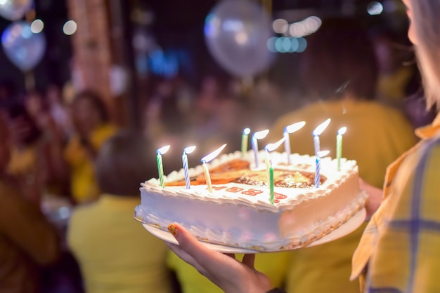 Festa de aniversário com muitos jovens