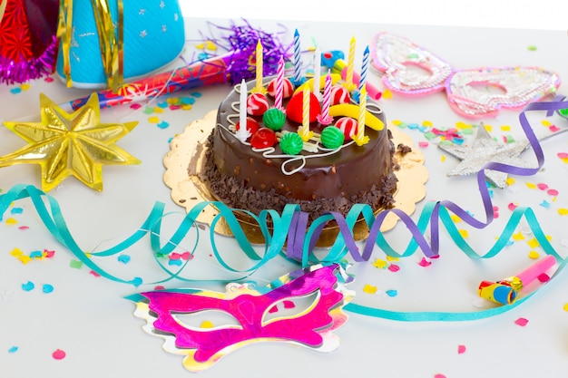 Festa de aniversário de crianças com bolo de chocolate