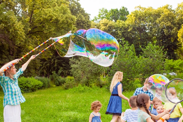 Festa de aniversário infantil no parque de verão Bubbles show