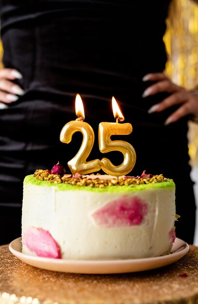 Festa de aniversário. mulher com vestido de festa preto pronta para comer bolo de aniversário comemorando seu vigésimo quinto aniversário