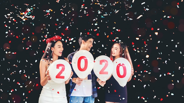 Festa de ano novo de 2020, festa de celebração grupo de festa de ano novo de asiáticos