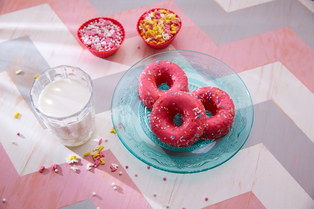 Festa de crianças com leite rosa donas e topings cupcake