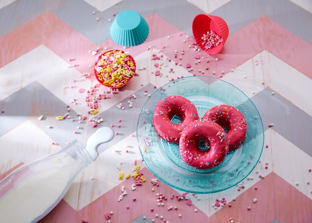 Festa de crianças com leite rosa donas e topings cupcake
