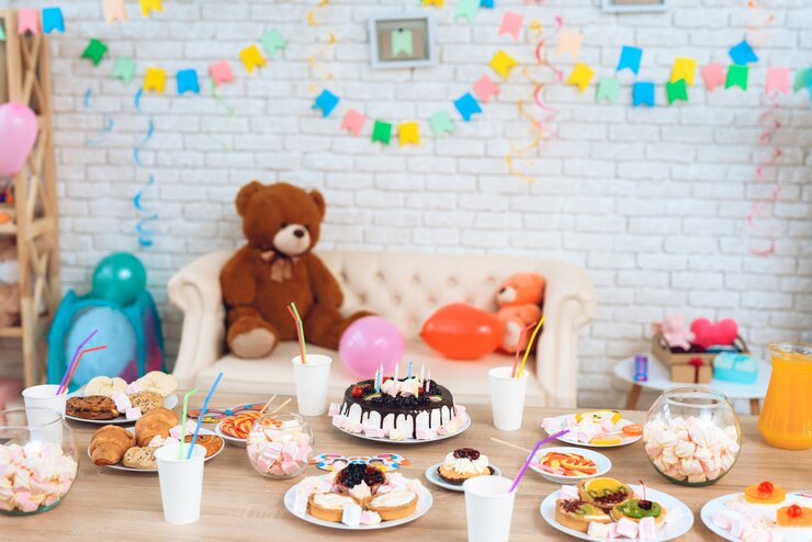 Foto festa de feliz aniversário. fundo da mesa festiva.