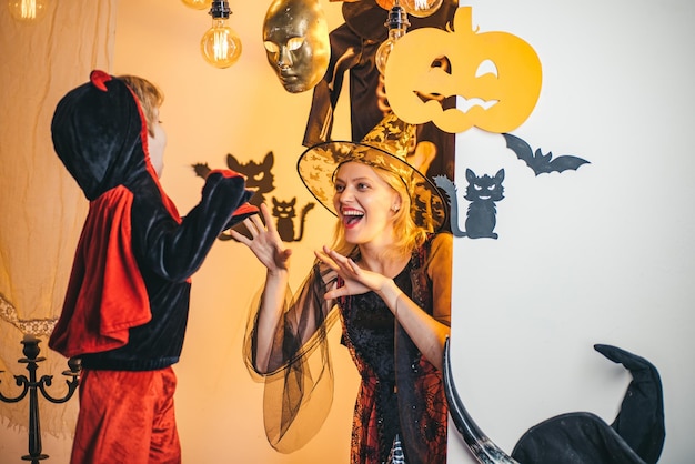 Festa de Halloween e abóbora engraçada Halloween conceito de férias mãe e filho fundo de dia das bruxas