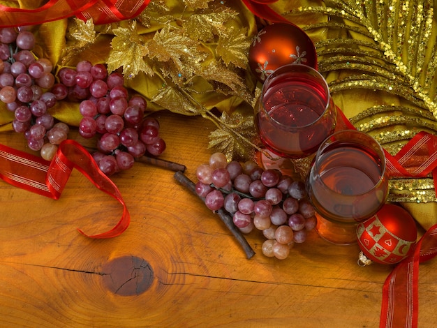 Festa de natal com brinde de taças de vinho tinto e elegantes decorações coloridas