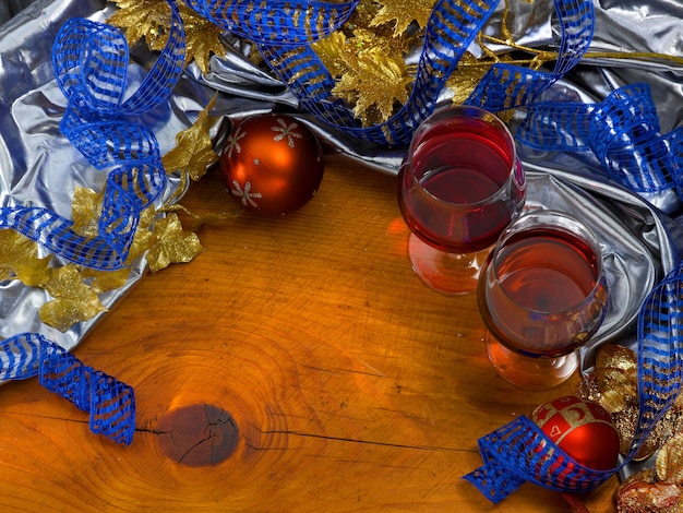 Festa de Natal com brinde de taças de vinho tinto e elegantes decorações coloridas