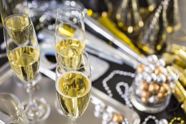 Festa de Reveillon com champagne e chocolates.