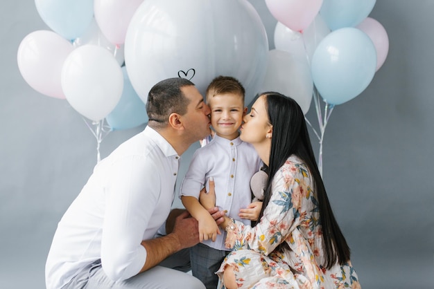 Festa de revelação de gênero Uma jovem família à espera de seu segundo filho