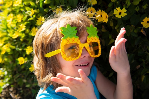 Festa de verão para crianças. Infância feliz. Vibrações de verão. Criança em óculos de sol.