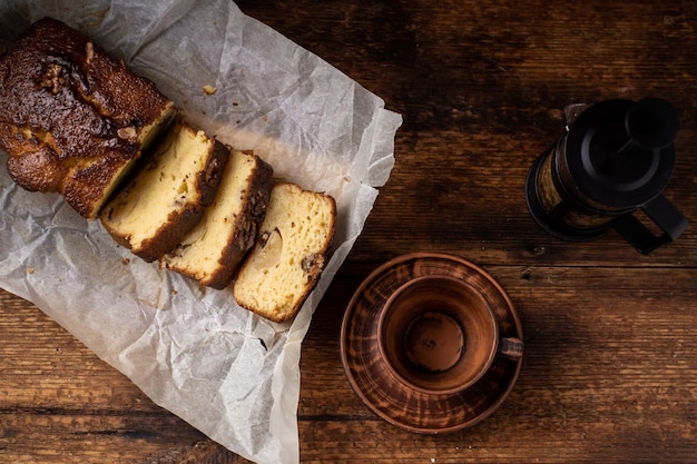 Festa do chá e pão de banana uma xícara de chá de ervas pão de banana fatiado fundo de madeira escura