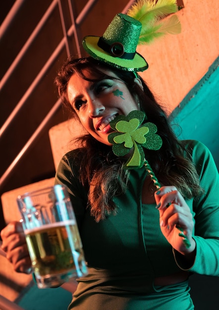 Festa do dia de São Patrício com uma mulher ao fundo segurando um copo de cerveja
