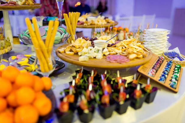 Festa e celebração do feriado Close-up vista da mesa festiva com sobremesas