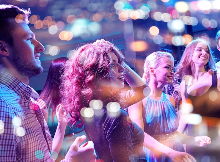 Foto festa, feriados, celebração, vida noturna e conceito de pessoas - amigos sorridentes dançando no clube