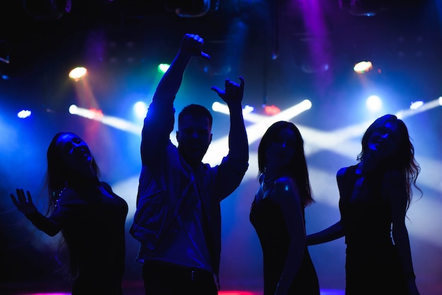 Foto festa, feriados, celebração, vida noturna e conceito de pessoas - grupo de amigos felizes dançando em boate