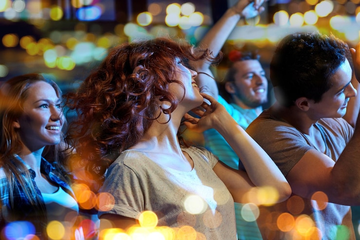Foto festa, feriados, vida noturna e conceito de pessoas - amigos felizes dançando na boate
