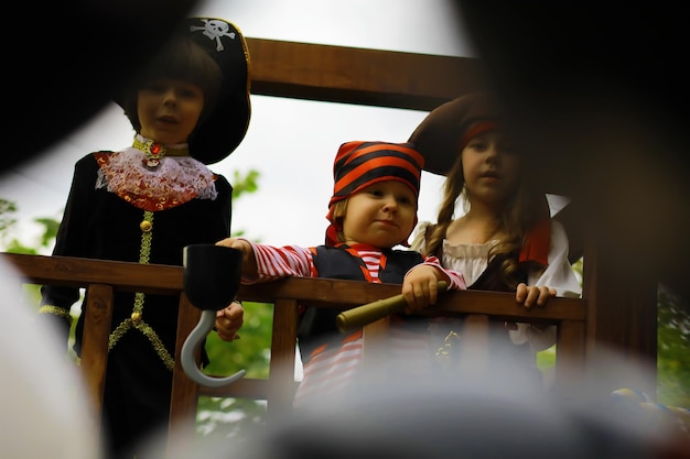 Festa infantil em estilo pirata Crianças em fantasias de pirata estão brincando no Halloween