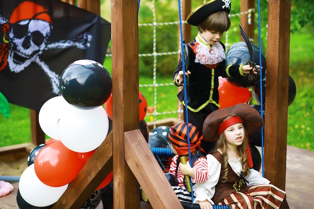 Festa infantil em estilo pirata. Crianças fantasiadas de piratas estão brincando no Halloween.