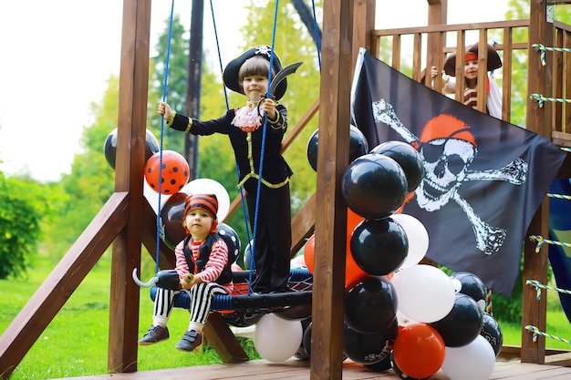 Festa infantil em estilo pirata. Crianças fantasiadas de piratas estão brincando no Halloween.