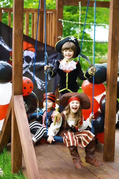 Festa infantil em estilo pirata. crianças fantasiadas de piratas estão brincando no halloween.